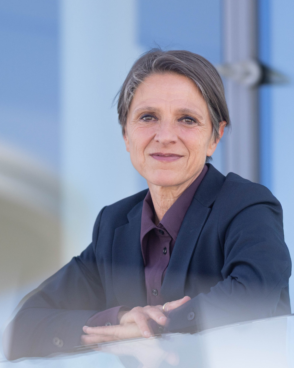 Karin Bauer an einer Glasfassade